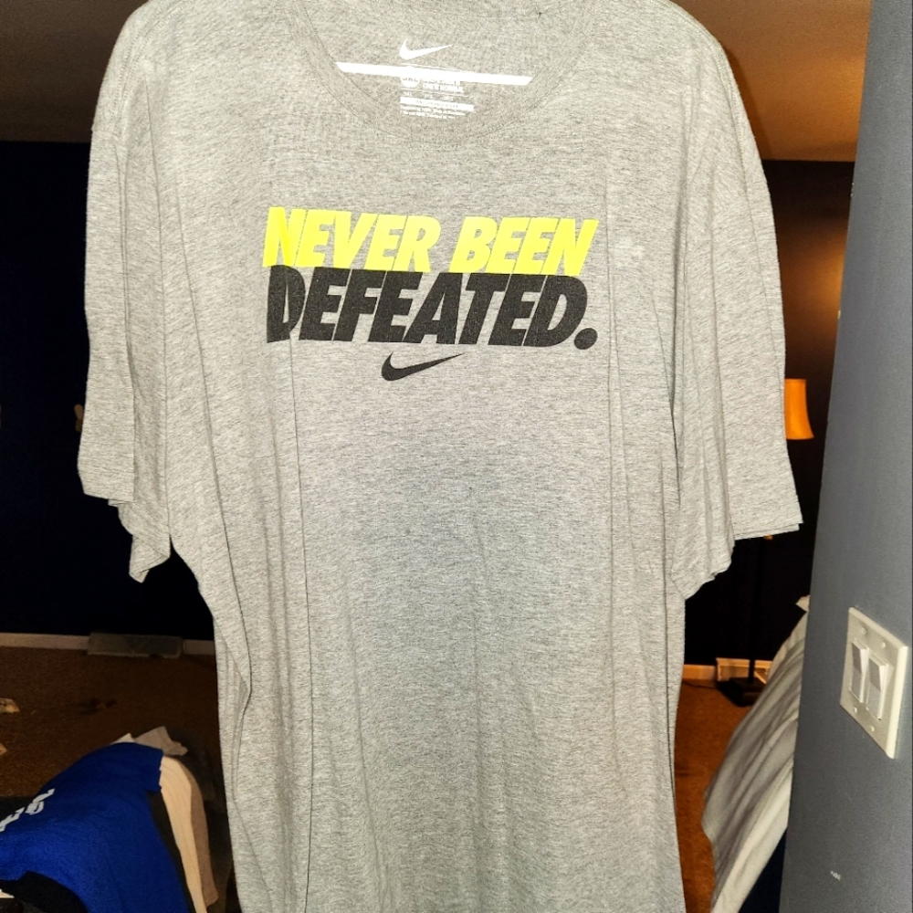 Mens Nike "NEVER BEEN DEFEATED" T Shirt, size 2xl
